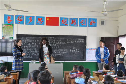 非洲留学生志愿者在向孩子们授课