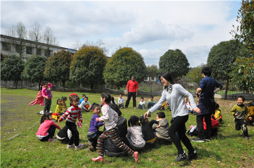 志愿者与孩子们做游戏