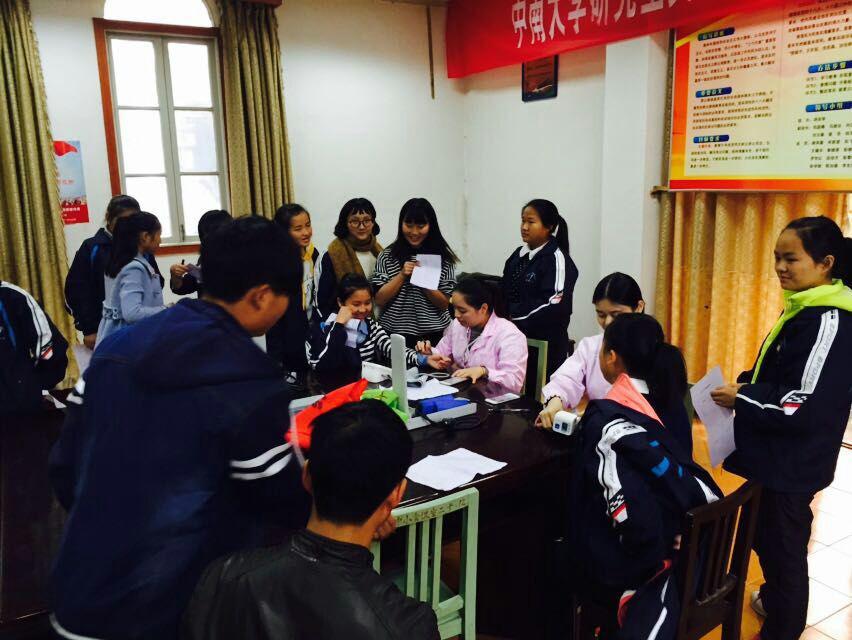 图1 湘雅附三医院医生为学生测量血压